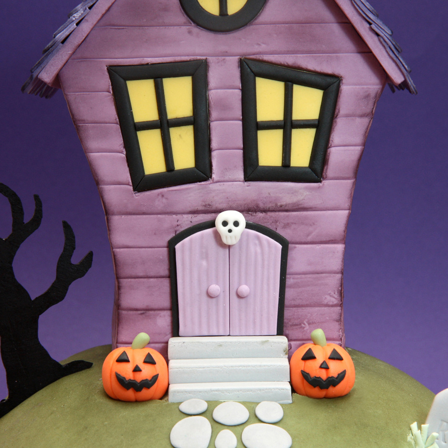 Halloween haunted house cake