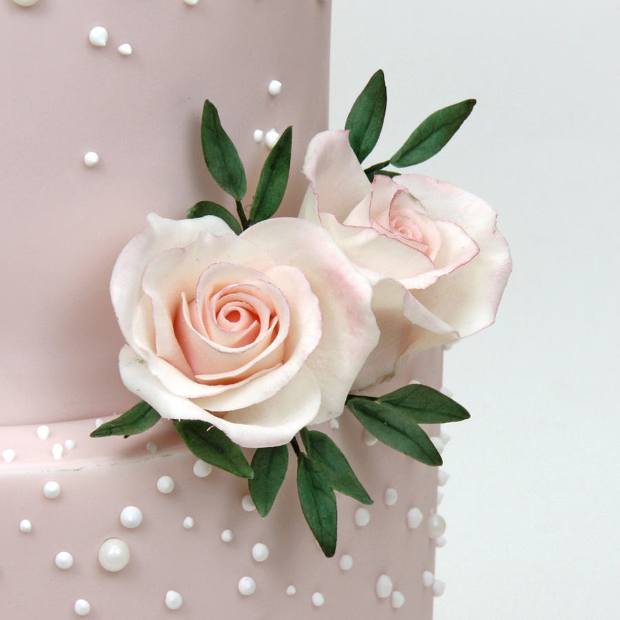 Pearls and roses cake